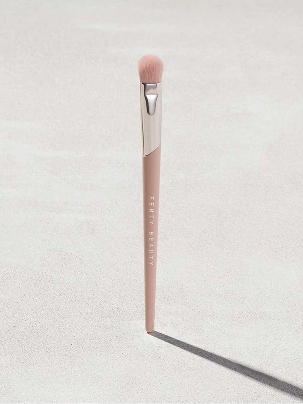 Fenty Beauty PLUSH EYESHADOW BRUSH 240